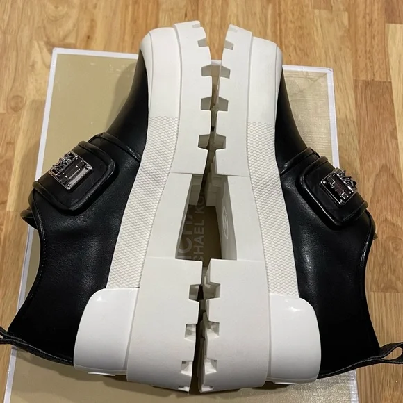 Michael Kors - Padma Leather Loafer - Size 7.5 - Picture 6 of 9